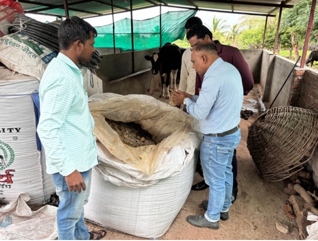 Diagnostic-Field-visit-on-Fungal-growth-in-silage-at-Solankarwadi-on-22.07.24