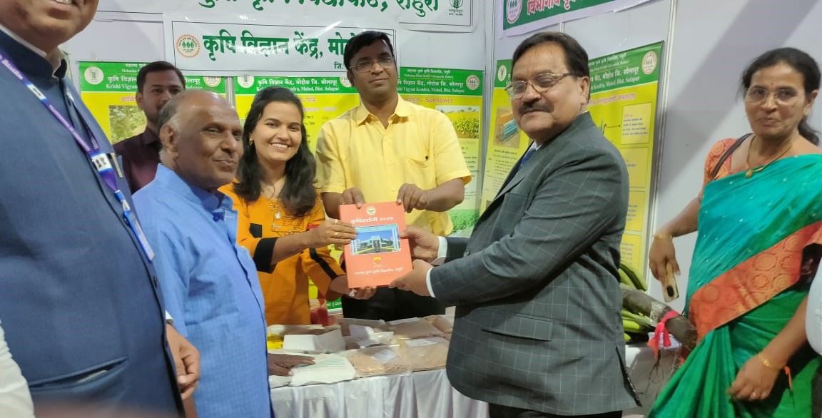 Hon.-Dr-Indramani-V.C.-VNMKV-visited-MPKV-Stall-during-21-23-February-2024-at-Parbhani